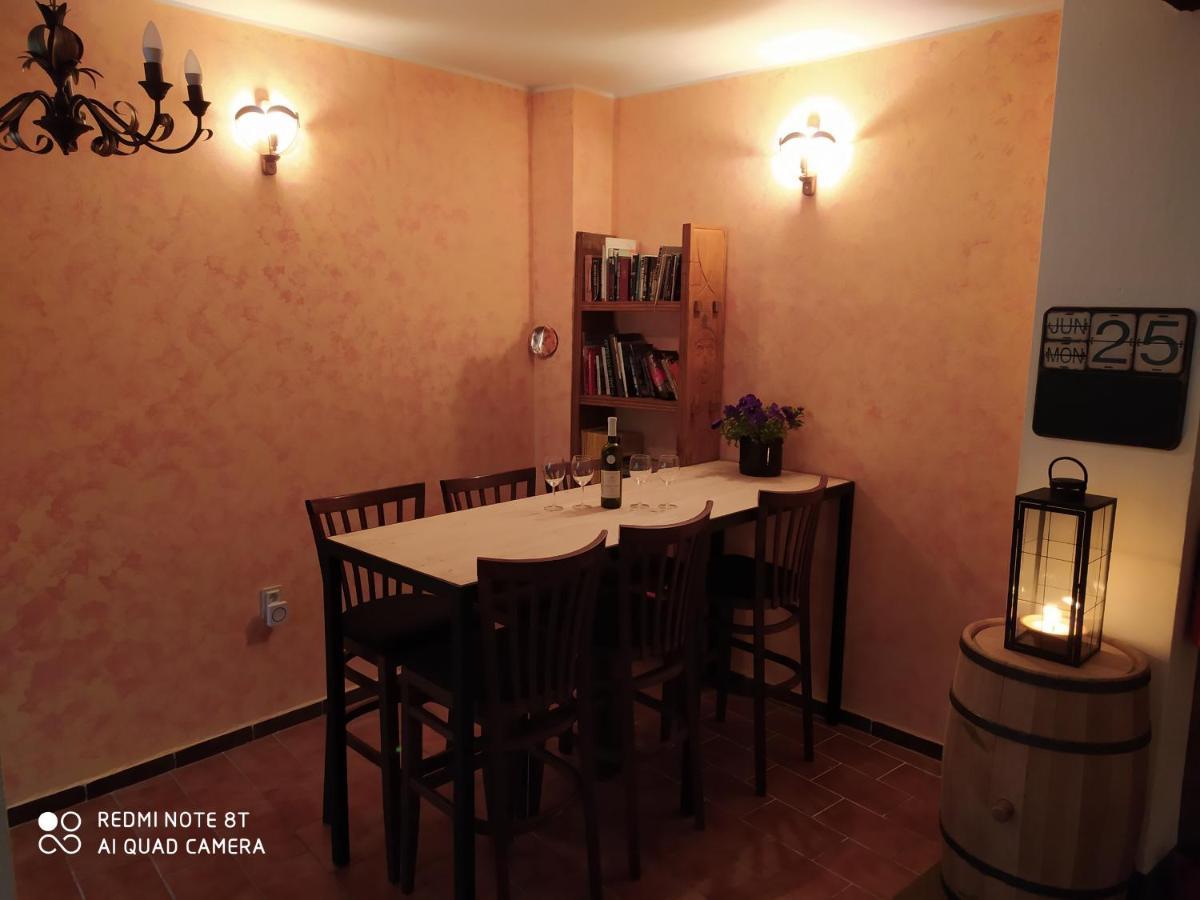 Castle-Wall-Inn Микулов Екстериор снимка