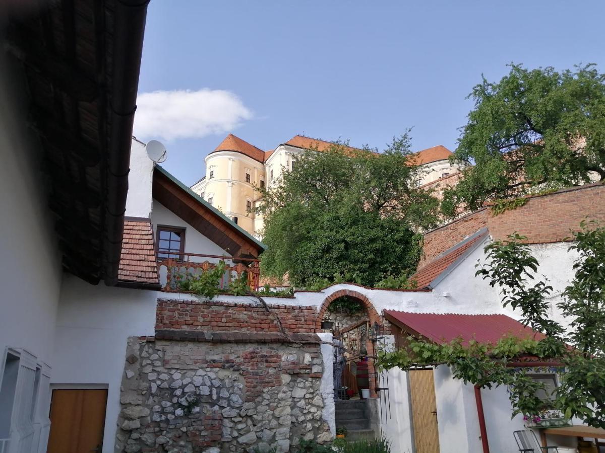 Castle-Wall-Inn Микулов Екстериор снимка